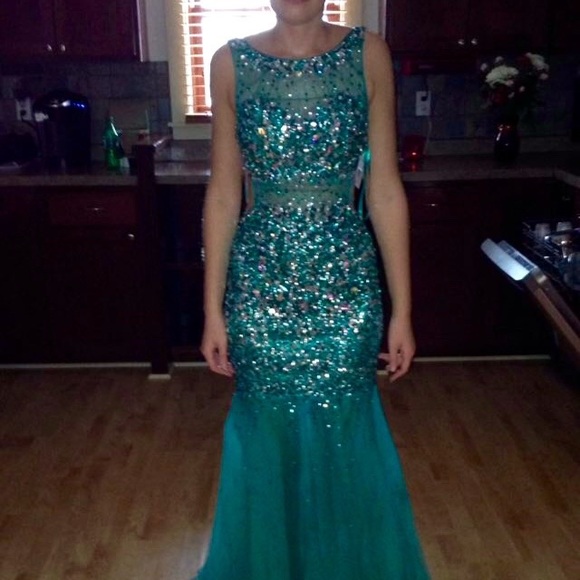 sparkly emerald green prom dress